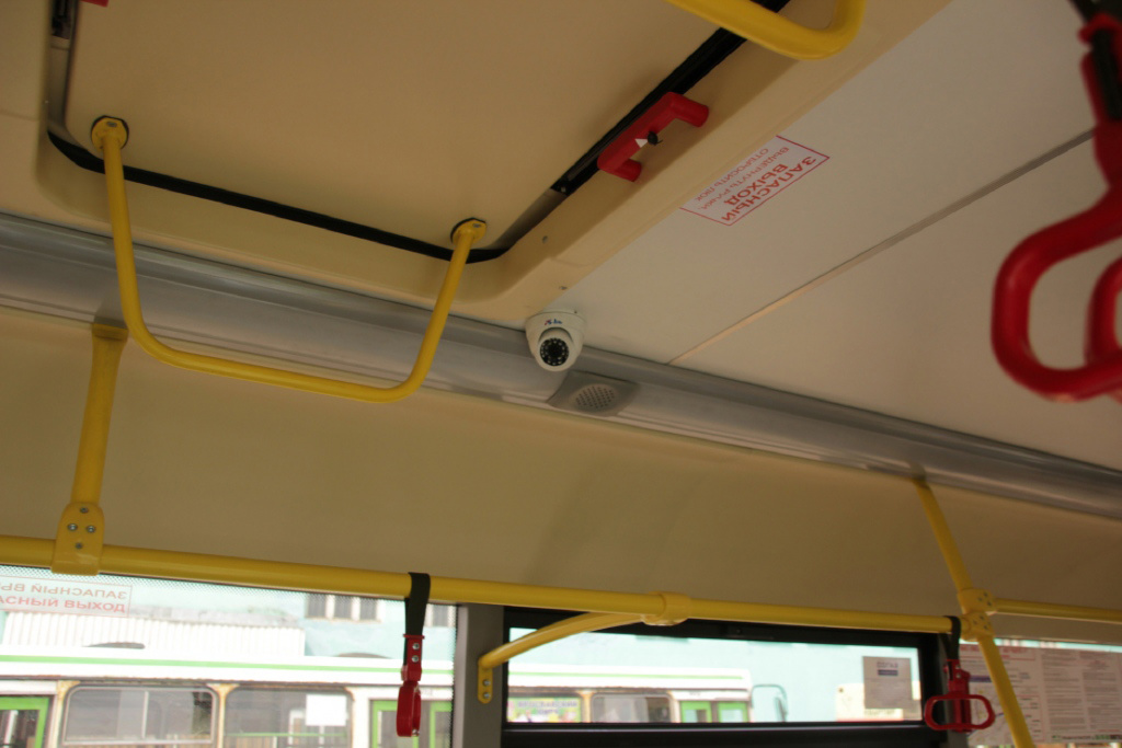 Камеры общественного транспорта. Видеонаблюдение в автобусе. Видеокамера в автобусе. Система видеонаблюдения в автобусе. Монтаж видеонаблюдения в автобусе.